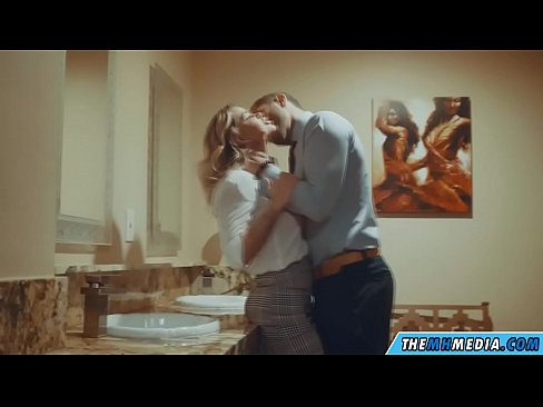 ❤️ Nalika pirang busty seduces anjeun dina restroom umum ️❌  Sex dina pornosu.amourpassionfever.ru ﹏